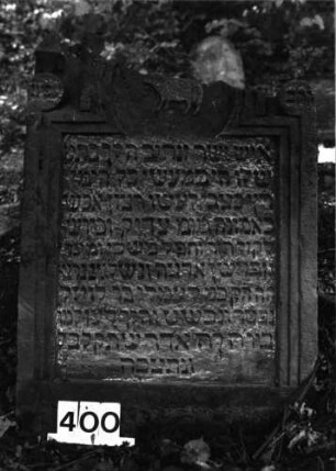Grabstein 400 (Index: 99897908) Maße HxBxT: 115x78x9 cm Besonderheit: kulturhist. wertv. / künstl.-formale Gründe: Grabstein 400