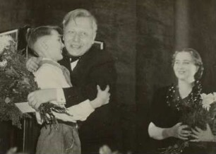 Der Maler, Schauspieler und Puppenspieler Sergej Obraszow erhält von einem Jungen Pionier Blumen
