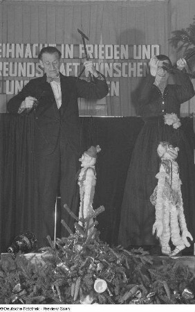 Zwei Puppenspieler mit Marionetten