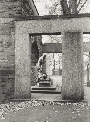Denkmalanlage für die Gefallenen des 1. Weltkrieges : Denkmalanlage für die Gefallenen des 1. Weltkrieges. Stein, Metall, gegossen (1936; G. Wrba nach A. Lange). Figurengruppe. Wurzen, Park am Bahnhof
