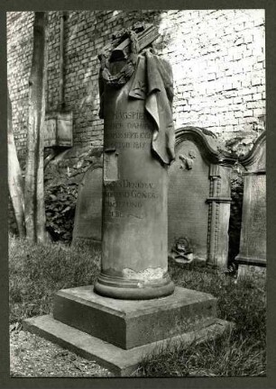 alter Friedhof. Grabstein des kath. Pfarrers Gabriel Hagspiel, 1815