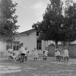 Kinder spielen im Kinderheim der Ortschaft Peruschtiza