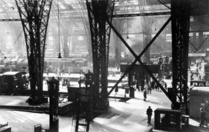 Frankfurt: Hauptbahnhof, Querhalle, mit Zügen