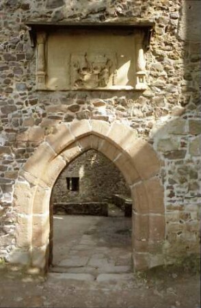 Geroldseck: Burgruine; Eingangstor mit Epitaph
