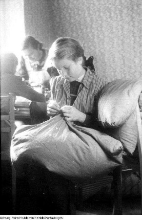 In einer Nähstube der Volkssolidarität, 1946/47