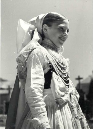 Brautjungfer aus Crostwitz : Kleidung - katholische Tracht. Ort: Chrósćicy / Crostwitz. Brautjungfer (družka). Fronleichnam 1936.