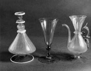 Enghalsvase, Kelchglas und Kanne aus Glas