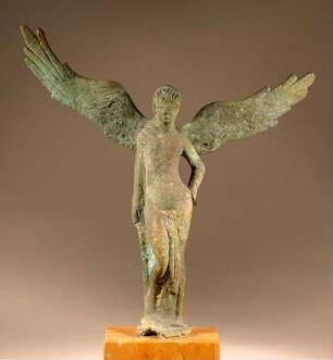 Etruskische Gerätstütze. Statuette einer geflügelten Frau