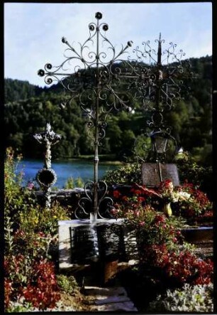 Maria Wörth: Grabkreuze auf dem Friedhof