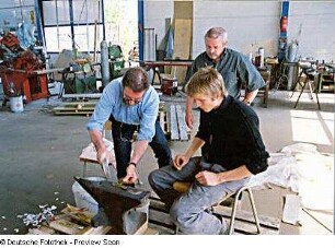 Firma Detlef Thorandt Stahlbau Metallbau . Fertigung der Tür zur Schatzkammer im Buchmuseum (Gestalter: Professor Wolff-Ulrich Weder, TU Dresden, links im Bild)