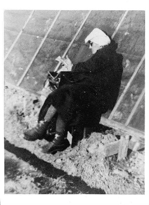 Internierungslager Gurs; sitzende Frau