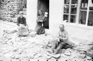 Trnovo [Weliko Tarnowo]: Spinnerin und Korbflechter