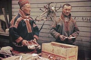 Samen beim Souvenirverkauf : Reisefotos Norwegen. Zwei Samen in Tracht an einem Souvenirverkaufsstand