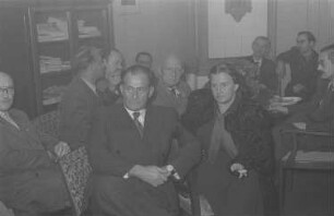 60. Geburtstag von Walter Maschke, Generalsekretär der Volksbühne Berlin : Schriftsteller Friedrich Wolf neben der Schauspielerin Steffie Spira und weitere Gäste