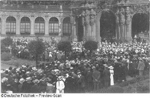 Dresden, Zwingerhof. Sängerfest, vermutlich das traditionelle Pfingstsingen der Dresdner Volkssingakademie im Dresdner Zwinger, 1920.05.23?