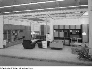 Ausstellungskojen des VEB Möbelkombinat Zeulenroda-Triebes (ZEUTRIE) mit Anbauwand "Kompliment", Sitzgruppe "Undine" (1979; VEB "Interform" Greiz (Vogtländische Möbelfabrik "Interform")) und Jugendzimmer