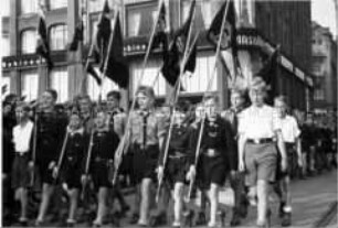 Die Hitlerjugend in Hamburg marschiert