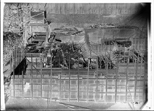 Staustufe Wipfeld. Blick vom linken Ufer in die Wehrbaugrube "L". Links die Joche für die Transportbrücke, rechts Betoneinbringung am Vorkopf des Fischpasspfeilers.