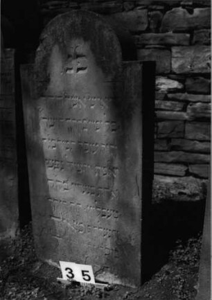 Grabstein 35 (Index: 99629536) Material: Sandstein Zustand: verwittert/Textverlust Maße HxBxT: 112x52x15 cm Beschreibung: Stele mit eingezogenem Rundbogenabschluß: Grabstein 35