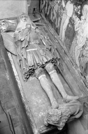 Rötteln: Figur auf Grabplatte, Ritter, liegend
