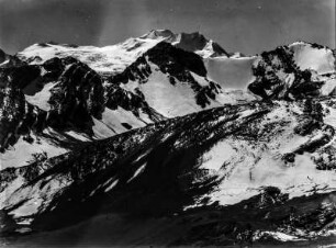 Panorama : Blick von den Schwarzen Pyramidenbergen über die Berggipfel des Ancohuma (6427 m) bis Chachacomani (6074 m)