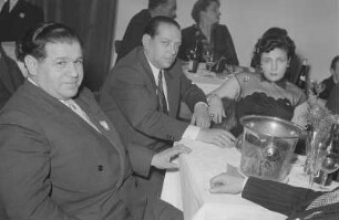 Ball anläßlich des jüdischen Purimfestes : Ballgäste, Julius Meyer (Vorsitzender der Jüdischen Gemeinde in Ostberlin; links)