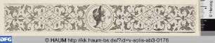 Maureskenfries mit weiblichem Medaillonkopf mit Diadem