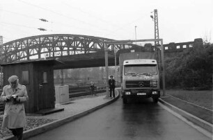 Freiburg: Güterbahnhof; Die rollende Landstraße; Lastwagen fahren auf