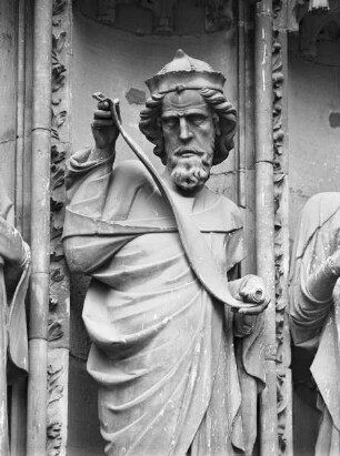 Mittleres Westportal — Linkes Gewände: Propheten — 4. Gewändefigur: Prophet