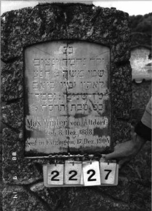 Grabstein 2227 (Index: 100097289) Maße HxBxT: 120x56x26 cm: Grabstein 2227 (Detailaufnahme)