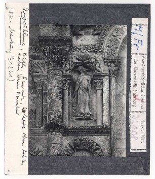 Angoulême, Kathedrale: Westfassade, Arkade oben links neben dem Fenster