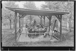 Königstein? Freizeitheim? Kindergruppe auf überdachter Veranda