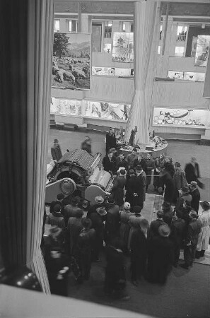 Messebesucher in der Ausstellungshalle der Sowjetunion vor einer Präsentation von Maschinen