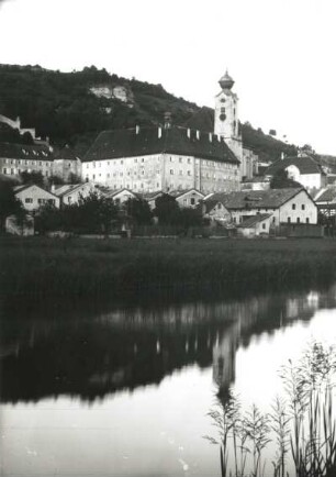 Eichstätt, Benediktinerabtei : Eichstätt. Blick über die Altmühl nach Nordosten gegen die Bendiktinerabtei St. Walburg mit Walburgiskirche