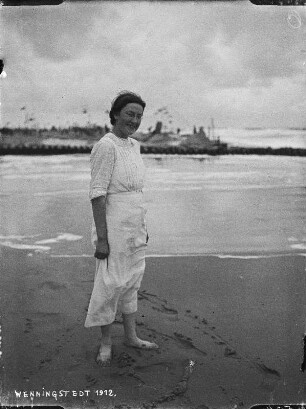 Wenningstedt auf Sylt, (Anna Marie) Erna Gretschel, spätere Ehefrau von Albert Wiese, barfuß am Strand