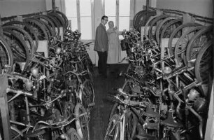 Fundbüro. Angestellter, einem Mann den Fahrradbestand zeigend