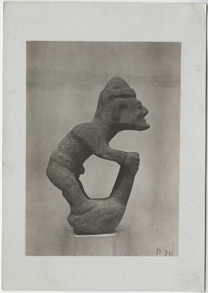 Figure grotesque en pierre avec symbole phallique ( ?). Hauteur 31 cm.collection Guillermo de Heredia.