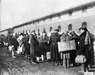 Englische Zivilinternierte werden aus dem Lager in Ruhleben entlassen