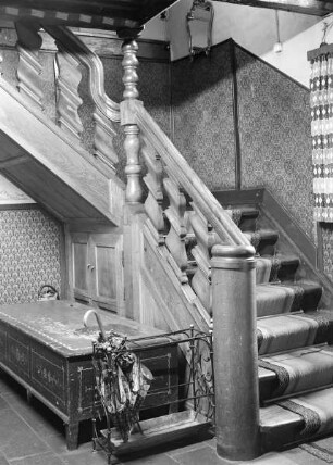 Treppe mit Holzgeländer
