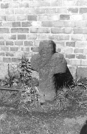 Hirschfelde. Steinkreuz an der äußeren Friedhofsmauer