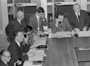 Broker an der Börse. Sie telefonieren. Ordern sie Wertpapiere oder Waren?