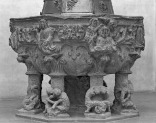 Taufstein mit Szenen aus dem Leben Christi und weiteren Figuren
