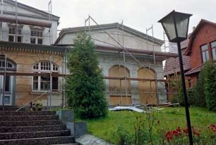 Am Bürgerpark 5: Logenhaus: Sanierung: Straßenfront, Westseite, mit Gerüst: davor Freitreppe