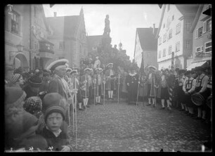 Fasnacht Sigmaringen 1936; Fahnenübergabe vor dem Rathausbrunnen