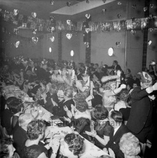 Karneval: Hotel Oldesloer Hof, Saal: Prunksitzung: Veranstalter Oldesloer Männerchor von 1844, Oldesloer Singakademie von 1946: Einzug von Tanzmariechen, Mädchengarde, Elferrat, vorweg Zeremonienmeister: Publikum an langen Tischen, gibt Applaus, 27. Februar 1965
