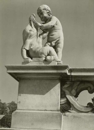 Putti mit Schleier (Kindergruppe)