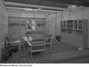 Ausstellungskoje mit Wohnzimmermöbeln des VEB Möbelkombinat Zeulenroda-Triebes (ZEUTRIE)