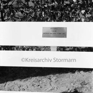 Kurpark: Grünanlage am Sülzberg: Bank mit Stiftungsschild der Kreissparkasse Stormarn: 02.04.1965
