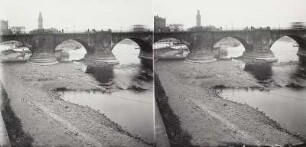 Dresden-Altstadt. Augustusbrücke (1727-1741; M. D. Pöppelmann, J. G. Fehre) bei Niedrigwasser. Blick vom linken Elbufer