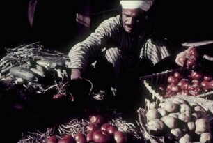 Reisefotos. Marktszene (vielleicht in Ägypten). Gemüsehändler